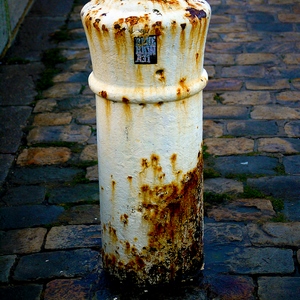 Pilier en métal de couleur blanche recouvert de rouille - France  - collection de photos clin d'oeil, catégorie clindoeil